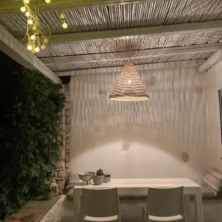 Letihome * Parikia (Paros)